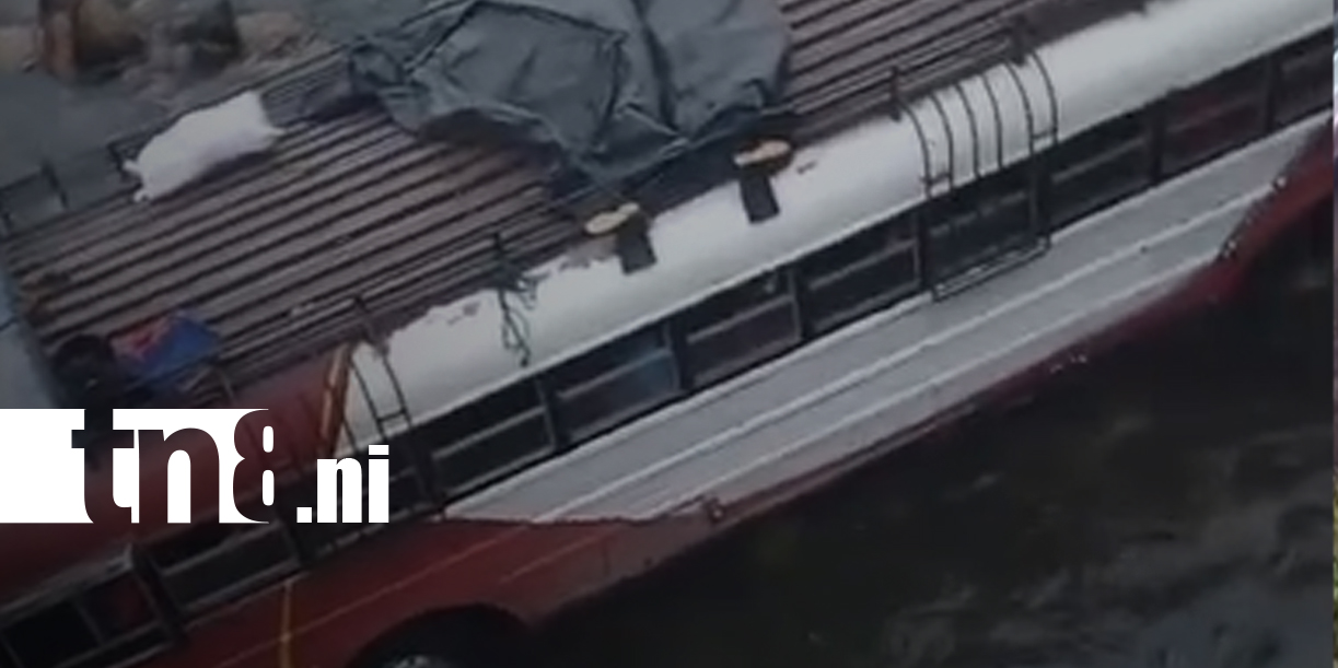 Foto: Pánico en Rosa Grande: autobús queda atrapado en río crecido/TN8