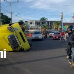 ¡Caos en la Rotonda Universitaria! Rastra se vuelca y paraliza el tránsito Foto: Volcamiento de rastra colapsa la circulación en la Rotonda Universitaria/TN8