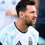 ¿Debió ver la roja? Messi protagoniza la gran polémica tras la victoria de Argentina sobre Argelia Foto: Messi y la polémica jugada que desató debate en el Mundial/TN8