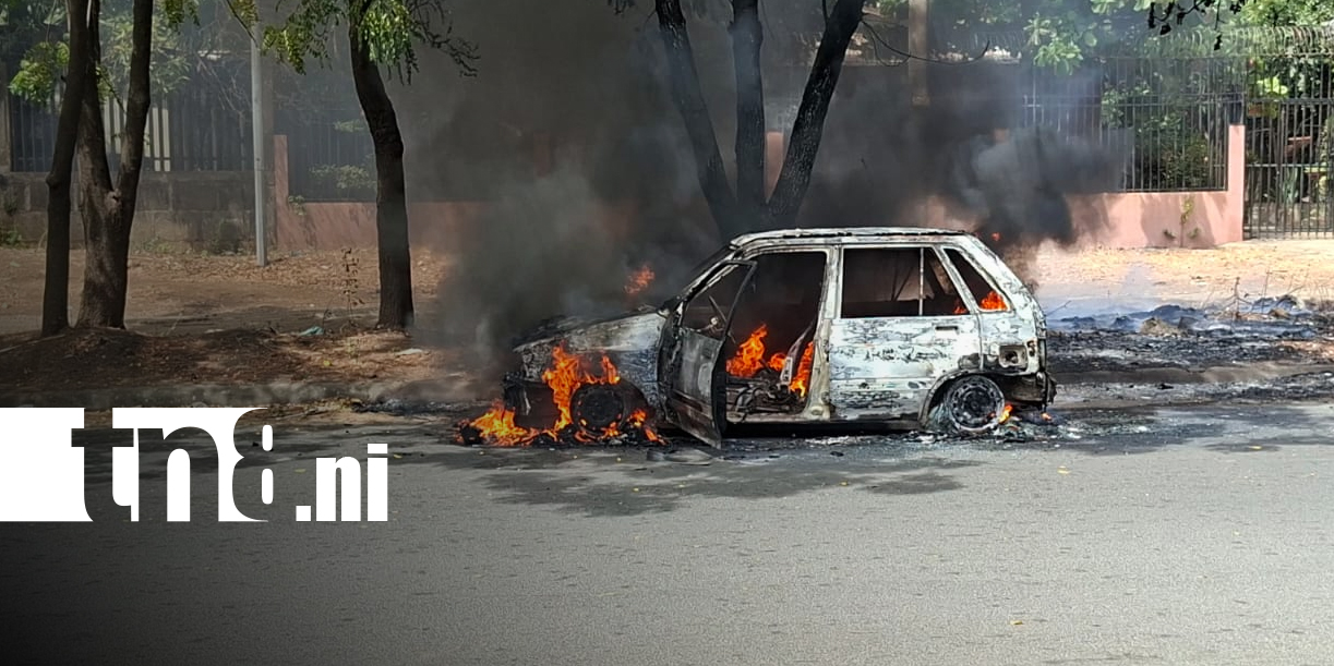 Foto: Incendio destruye vehículo de mecánico en Managua/TN8