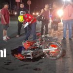 Motociclista resulta gravemente herido tras impactar contra un taxi en Managua Foto: Motociclista grave tras choque con taxi en Managua/TN8