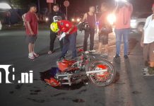 Motociclista resulta gravemente herido tras impactar contra un taxi en Managua Foto: Motociclista grave tras choque con taxi en Managua/TN8