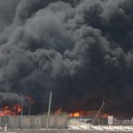 Alerta ambiental en Houston por incendio fuera de control en depósito de llantas Foto: Voraz incendio consume depósito de llantas en Houston /Cortesía