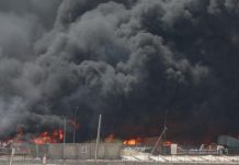 Alerta ambiental en Houston por incendio fuera de control en depósito de llantas Foto: Voraz incendio consume depósito de llantas en Houston /Cortesía