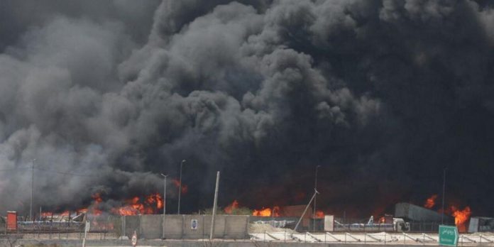 Foto: Voraz incendio consume depósito de llantas en Houston /Cortesía Foto: Voraz incendio consume depósito de llantas en Houston /Cortesía