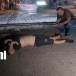 Exceso de velocidad habría provocado aparatoso accidente de motociclista en Managua Foto: Motociclista sufre aparatoso accidente en Managua/TN8
