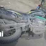 Nandaime de luto: motociclista fallece en accidente y conductor intenta evadir a las autoridades Foto:Motociclista muere en brutal choque en Nandaime/TN8