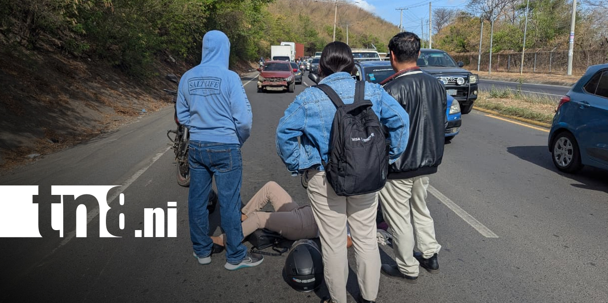 Foto: Mujer resulta lesionada tras derrape de motocicleta en carretera Nueva a León / TN8