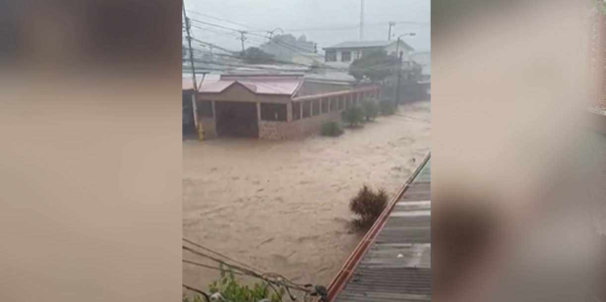 Foto: Bomberos rescatan niños y adultos tras severas inundaciones en Liberia/Cortesía