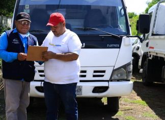 ¡Los agarraron en la movida! Tarjeta roja para los que botan basura en Managua Foto: ¡Los agarraron en la movida! Tarjeta roja para los que botan basura en Managua/Cortesía