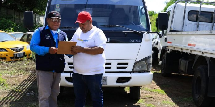 3 Foto: ¡Los agarraron en la movida! Tarjeta roja para los que botan basura en Managua/Cortesía