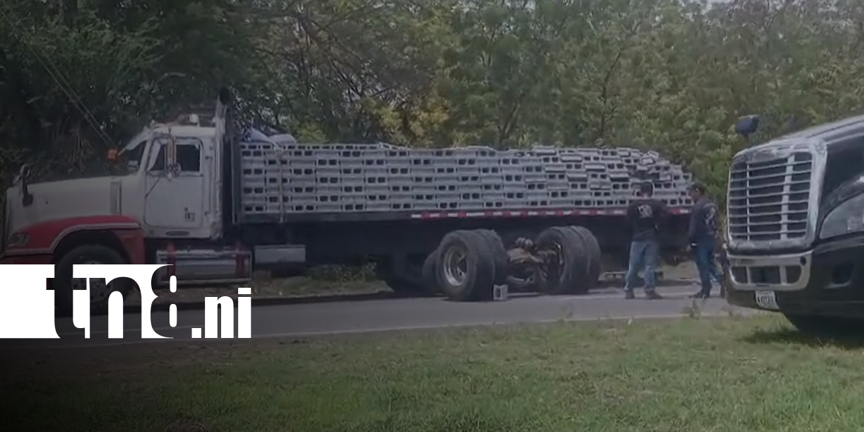 Foto:Eje trasero se desprende de camión cargado de bloques y desata caos en carretera/TN8