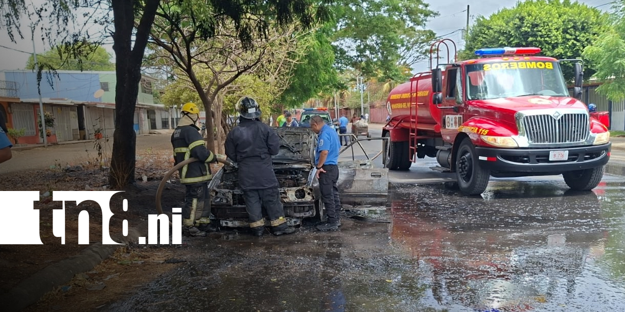 Foto: Incendio destruye vehículo de mecánico en Managua/TN8