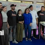 Lanzan tercera edición de Comida Creativa para descubrir nuevos talentos gastronómicos Foto:Desde el Centro de Hotelería y Turismo Hermana Paquita se llevó a cabo el lanzamiento oficial de la tercera edición del concurso "Comida Creativa", un espacio ideal para demostrar el talento y creatividad de la juventud. Darling Hernández, ministra de la Juventud, afirmó que: "Estamos muy contentos, porque este año viene con grandes sorpresas, y a esto nos referimos: que vamos a desarrollar el concurso a través de dos etapas. La primera, a partir de hoy 19 de junio hasta el 12 de julio, vamos a estar promoviendo la inscripción a través de todas nuestras redes sociales, tanto del Instituto Nicaragüense de Turismo, Canal 8, Ministerio de la Juventud y también desde las alcaldías, para que sean parte de promover la creatividad". "Y en nuestra segunda etapa nosotros estaremos en los diferentes departamentos de nuestro país, porque vamos a iniciar ya en septiembre con nuestros concursos departamentales, con la participación activa de varones y mujeres de forma equitativa", agregó la ministra de la Juventud. Los principales requisitos son tener una edad de 16 a 35 años, presentar recetas originales, creativas y espontáneas, shows creativos y presentación de platillos. Es por ello que este concurso se llevará a cabo en distintos departamentos del país, siendo una oportunidad única para los apasionados por la gastronomía de participar en el Festival Gastronómico Internacional. Mara Sttoti, codirectora de INTUR, mencionó que: "Esperamos con ansias tener a los ganadores de este tercer concurso de comidas creativas y poder tener este espacio dentro de nuestro festival para que puedan promocionarse y darse a conocer con todas estas innovaciones que tienen preparadas". Los parámetros a evaluar serán: "sabor, textura, olor, aroma, presentación y decoración", aspectos esenciales para ser el próximo ganador de Comida Creativa 2026 y representar el sabor e innovación nicaragüenses en el próximo Festival Gastronómico Internacional./TN8
