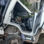 Milagro en Matiguás: chofer se duerme y sobrevive a volcadura de camión Foto: Chofer se duerme y vuelca camión en Matiguás/TN8