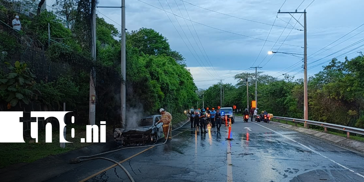 Foto: Vehículo se incendia en Carretera Sur y Biblia permanece intacta entre los restos/TN8
