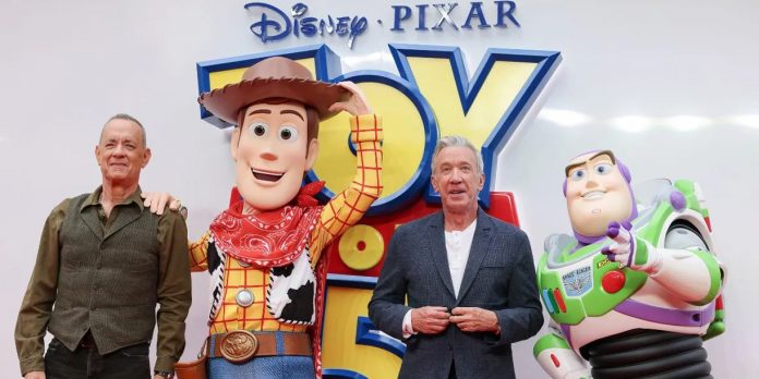 Foto:Tom Hanks y Tim Allen rompen el silencio sobre Bad Bunny y la era digital en Toy Story 5/Cortesía Foto:Tom Hanks y Tim Allen rompen el silencio sobre Bad Bunny y la era digital en Toy Story 5/Cortesía