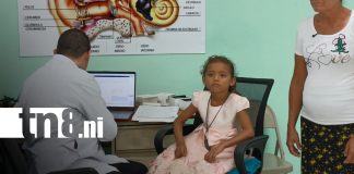 Foto: Prótesis auditiva cambia la vida de Valeria en su cumpleaños/TN8