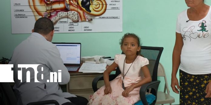 Foto: Prótesis auditiva cambia la vida de Valeria en su cumpleaños/TN8 Foto: Prótesis auditiva cambia la vida de Valeria en su cumpleaños/TN8