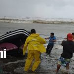 Rescate de cinco pescadores tras naufragio en el Pacífico nicaragüense; son atendidos en Masachapa Foto: Rescate de pescadores en naufragio en Masachapa/TN8