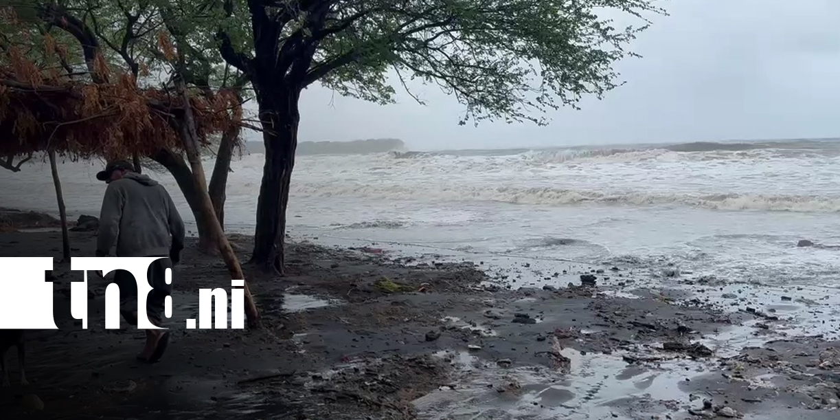 Oleajes y lluvias persisten en costas de Carazo