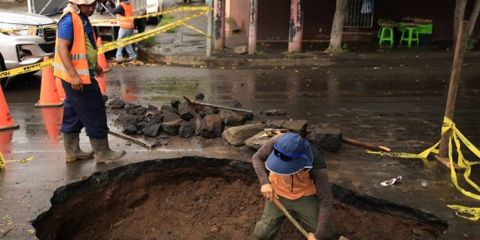 Foto:Alcaldía de Managua atiende emergencia vial en San Judas tras fuertes precipitaciones/Cortesía
