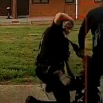 Foto: Policía golpea a una mujer durante un arresto /Cortesía