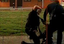 Abuso repugnante: Policía de EE.UU. golpea brutalmente a una mujer (VIDEO) Foto: Policía golpea a una mujer durante un arresto /Cortesía