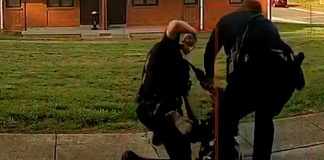 Foto: Policía golpea a una mujer durante un arresto /Cortesía