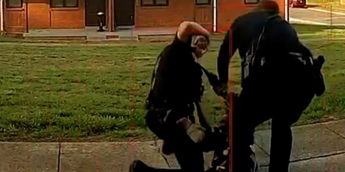 Foto: Policía golpea a una mujer durante un arresto /Cortesía Foto: Policía golpea a una mujer durante un arresto /Cortesía