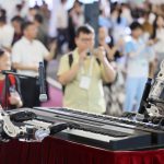 Robots capaces de tocar piano y boxear sorprenden en China Foto: Robots y drones deslumbran en la Exposición Mundial de Inteligencia 2026 en China/Cortesía
