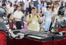Robots capaces de tocar piano y boxear sorprenden en China Foto: Robots y drones deslumbran en la Exposición Mundial de Inteligencia 2026 en China/Cortesía