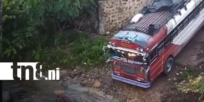 Foto:Pánico en Rosa Grande: autobús queda atrapado en río crecido/TN8 Foto:Pánico en Rosa Grande: autobús queda atrapado en río crecido/TN8