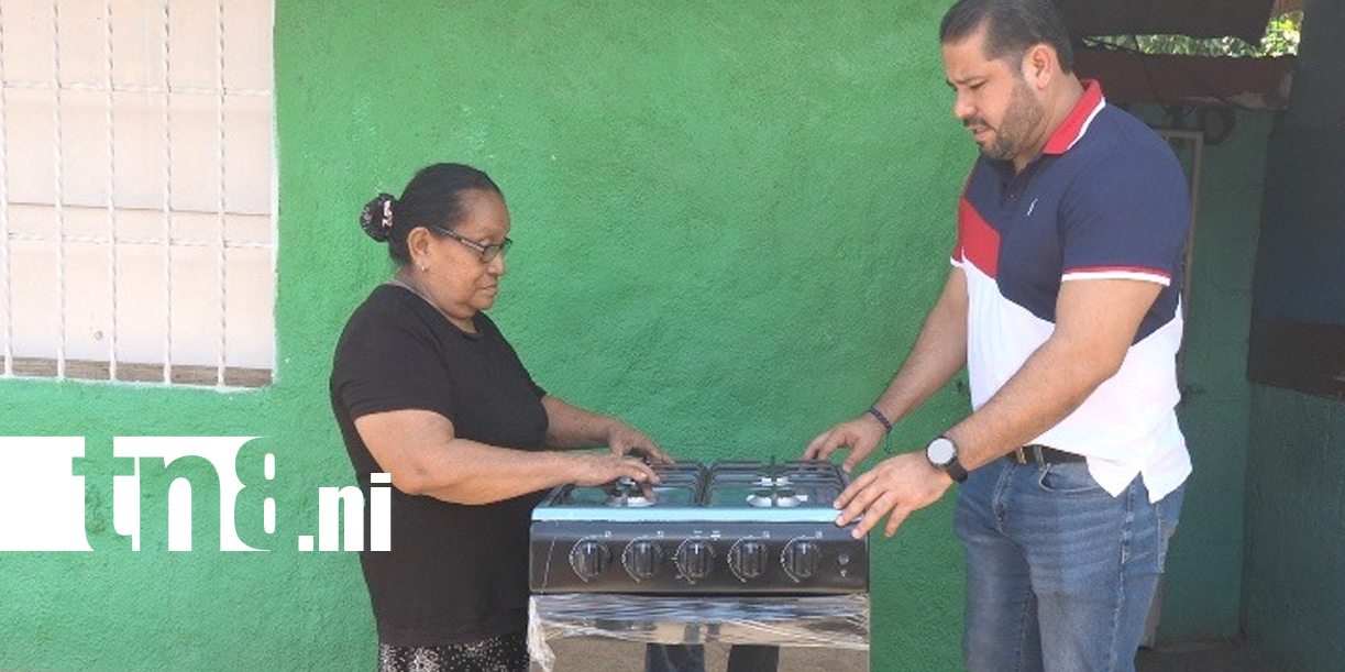 Foto: María Helena es premiada por Crónica TN8 /TN8