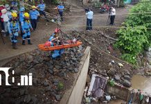 Bomberos Unidos realizan demostración de sistema de tirolina para rescate acuático Foto: Prácticas de bomberos en técnicas de tirolina / TN8