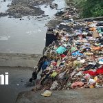 Acumulación de desechos complica drenaje de cauces en Managua Foto: Acumulación de basura en cauces de Managua / TN8
