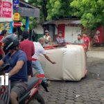 Cámara capta violento choque entre vehículo y caponera en Reparto Schick, Managua Foto: Accidente con caponera en el Reparto Schick, en Managua / TN8