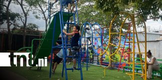 Foto: Familias del barrio Jorge Casally celebran la renovación total de su parque / TN8
