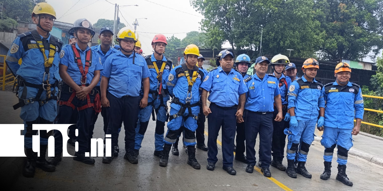 Foto: Prácticas de bomberos en técnicas de tirolina / TN8