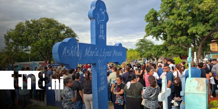 Foto: Familiares y amigos despiden a padre e hija fallecidos en trágico accidente de tránsito en la Costa Caribe Norte / TN8 Foto: Familiares y amigos despiden a padre e hija fallecidos en trágico accidente de tránsito en la Costa Caribe Norte / TN8