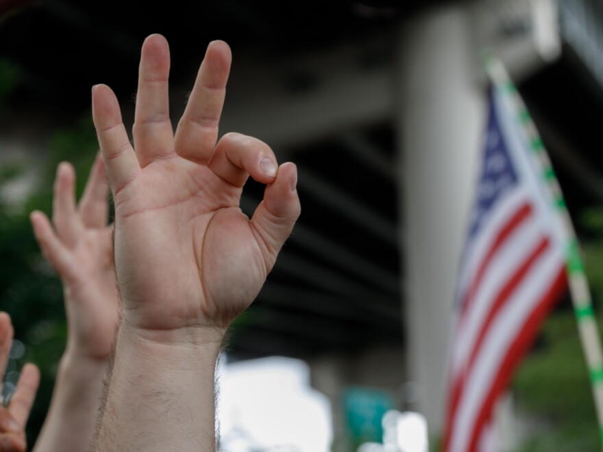 Foto: Gesto de Ok, de la Supremacía Blanca