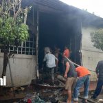 Incendio destruye taller y negocio familiar en el barrio Henry Méndez de Nindirí Foto: Vecinos reaccionaron ante un incendio en Nindirí/TN8