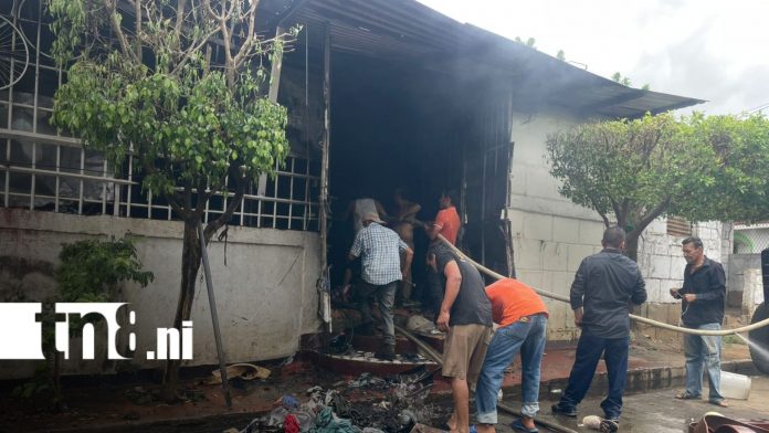 Foto: Vecinos reaccionaron ante un incendio en Nindirí/TN8