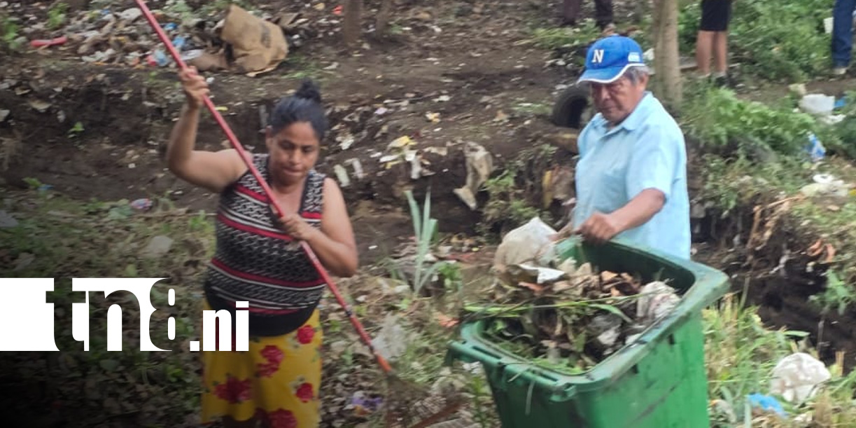 Foto: Vecinos limpian cauce de Managua / TN8