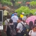 Madre e hijo se salvan de tragedia tras caída de árbol en Chichigalpa Foto: Madre e hijo pasan tremendo susto por la caída de un árbol en Chichigalpa / TN8