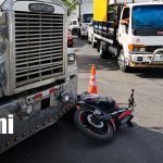 Managua: motociclistas sobreviven de milagro tras choque con camión en el Dancing Foto: Fuerte accidente en Managua, cerca de semáforos del Dancing / TN8