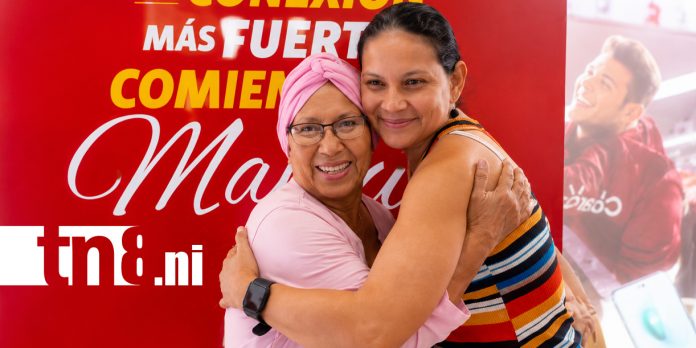 Foto: Serenatas en vivo y regalos: así festejó Claro a las reinas del hogar /TN8