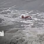 Hombre desafía marejada en Corinto y pone en riesgo su vida Foto: Hombre desafía la fuerte marejada en Corinto, Chinandega / TN8
