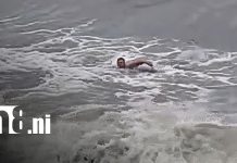 Hombre desafía fuerte marejada en Corinto y pone en riesgo su vida Foto: Hombre desafía la fuerte marejada en Corinto, Chinandega / TN8