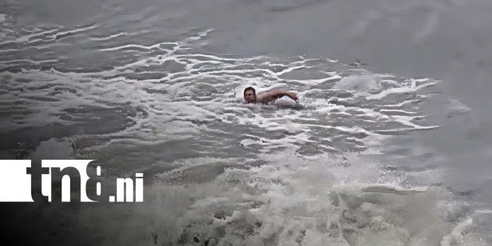Foto: Hombre desafía la fuerte marejada en Corinto, Chinandega / TN8 Foto: Hombre desafía la fuerte marejada en Corinto, Chinandega / TN8